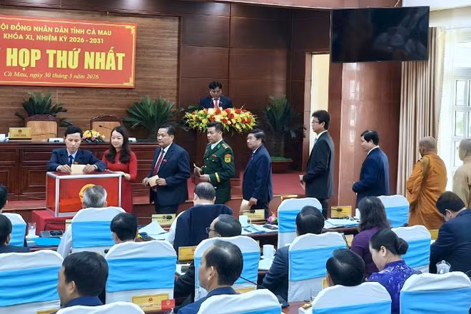 Các đại biểu thực hiện bỏ phiếu bầu các chức danh lãnh đạo Hội đồng nhân dân tỉnh Cà Mau nhiệm kỳ mới vào sáng 30/3.