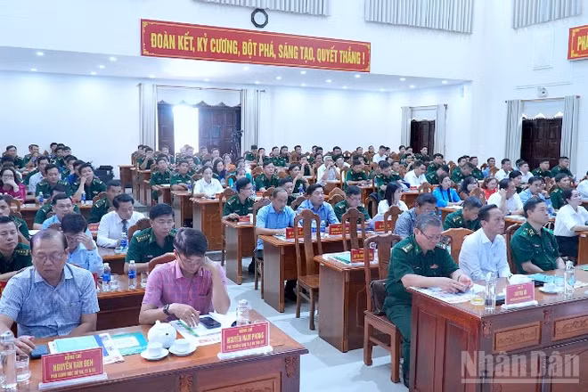 Các đại biểu Cà Mau tham gia Hội nghị tổng kết, tôn vinh các mô hình, chương trình, phong trào tham gia phát triển kinh tế, văn hóa, xã hội khu vực biên giới biển.