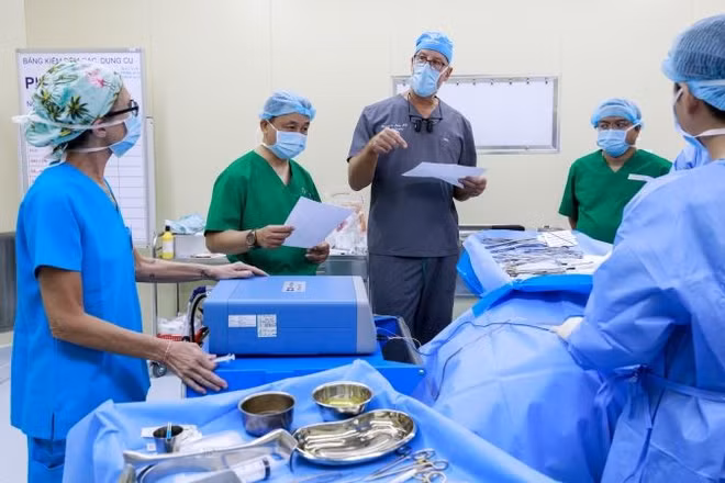 Hơn 30 chuyên gia quốc tế cùng các bác sĩ Việt Nam đến Huế hỗ trợ phẫu thuật tạo hình miễn phí tại "Tuần lễ Phẫu thuật tạo hình-vi phẫu 2026". (Ảnh: B. Ngọc)