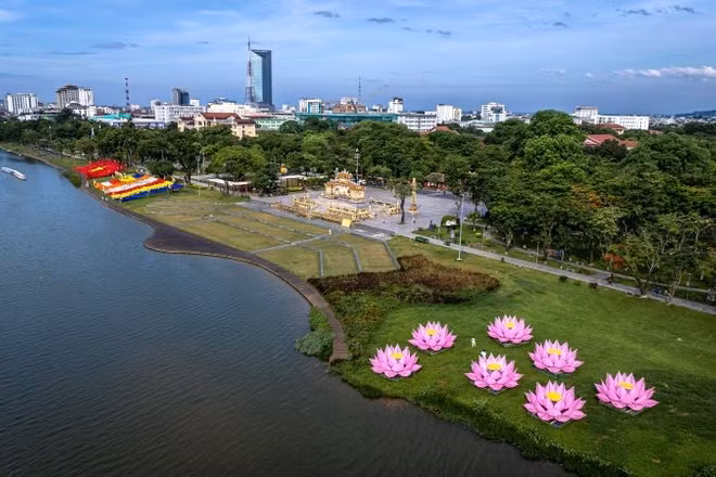 Giáo hội tổ chức Lễ hạ thủy 7 đóa sen trên sông Hương nhân mùa Đại lễ Phật đản 2026. (Ảnh: NHẬT AN)