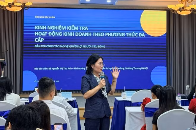 Báo cáo viên trình bày kinh nghiệm điều tra hoạt động kinh doanh theo phương thức đa cấp.
