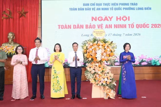 Lãnh đạo thành phố Hà Nội tặng hoa chúc mừng phường Long Biên.