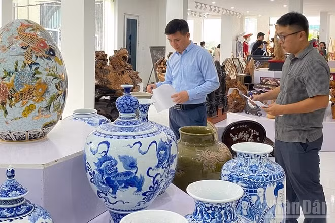 Các thành viên Ban giám khảo cuộc thi tiến hành chấm điểm mẫu thiết kế.