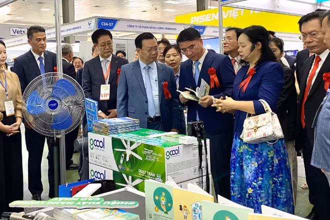 Lãnh đạo thành phố Hà Nội và thành phố Busan (Hàn Quốc) tham quan các gian hàng tại Hội chợ.