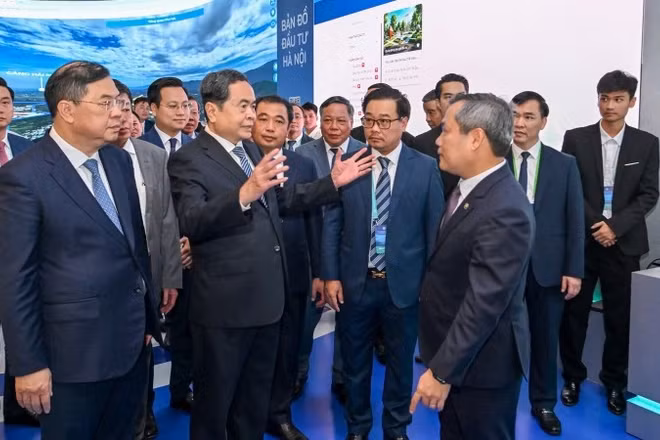 Chủ tịch Quốc hội Trần Thanh Mẫn tham quan khu giới thiệu Quy hoạch tổng thể Thủ đô Hà Nội tầm nhìn 100 năm.