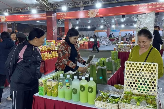 Người tiêu dùng tìm mua các sản phẩm phục vụ Tết tại chương trình.