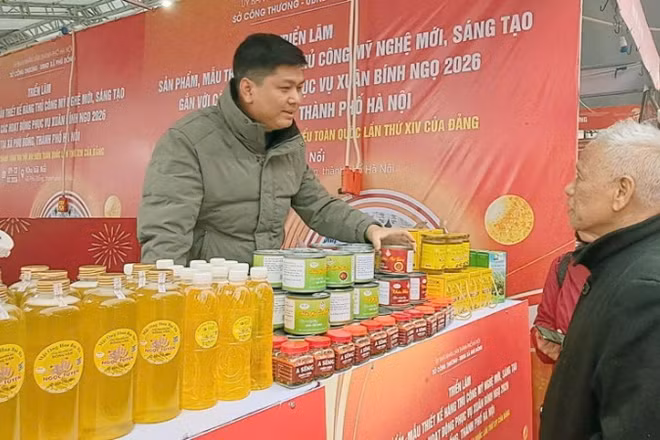 Các cơ sở sản xuất, Hợp tác xã, doanh nghiệp giới thiệu sản phẩm tại Triển lãm.