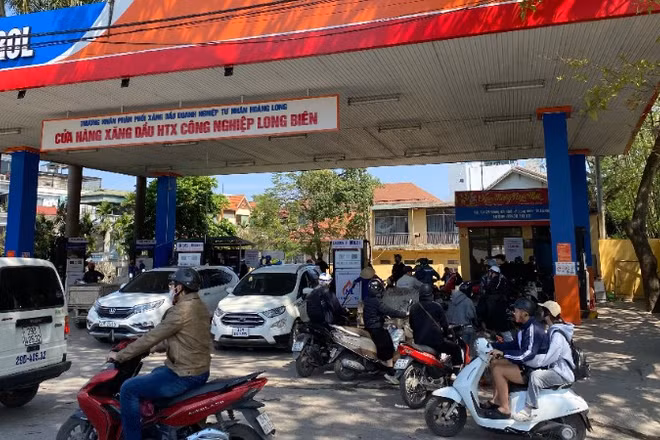 Người dân chờ mua xăng tại cửa hàng xăng dầu HTX Công nghiệp Long Biên.