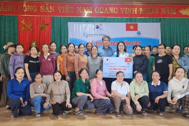 Đại diện Sở Giao dịch Chứng khoán Hàn Quốc và Tổ chức Global Civic Sharing trao tặng vốn vay nuôi bò sinh sản cho các hộ dân có hoàn cảnh khó khăn xã Cam Lộ.