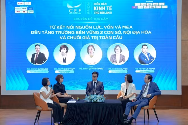 Các diễn giả trao đổi tại Diễn đàn Kinh tế Thủ đô lần thứ II. (Ảnh: NGUYÊN TRANG)