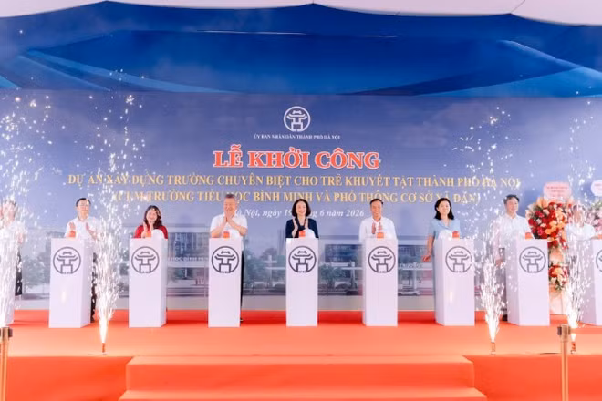 Các đại biểu thực hiện nghi thức khởi công dự án.
