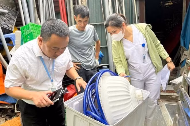 Đoàn công tác của Sở Y tế Hà Nội kiểm tra các dụng cụ chứa nước tại các hộ dân trên địa bàn thành phố. (Ảnh: CDC Hà Nội)