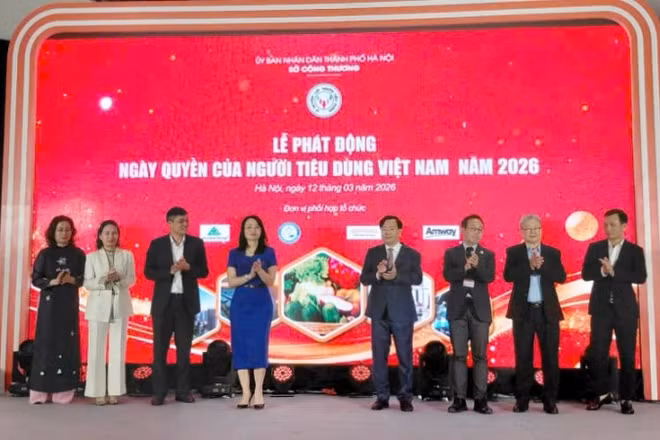 Các đại biểu thực hiện nghi thức phát động chương trình.