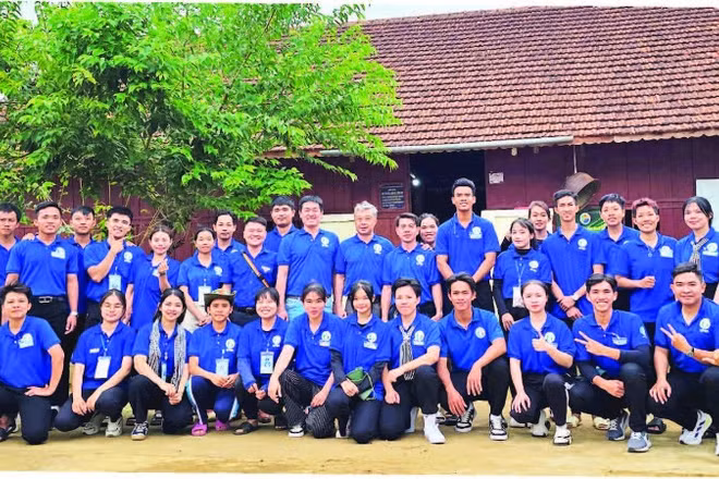 Lãnh đạo Trường đại học Sư phạm Thể dục Thể thao Thành phố Hồ Chí Minh thăm hỏi, động viên các chiến sĩ Mùa hè xanh 2025 tại mặt trận Vĩnh Sơn.