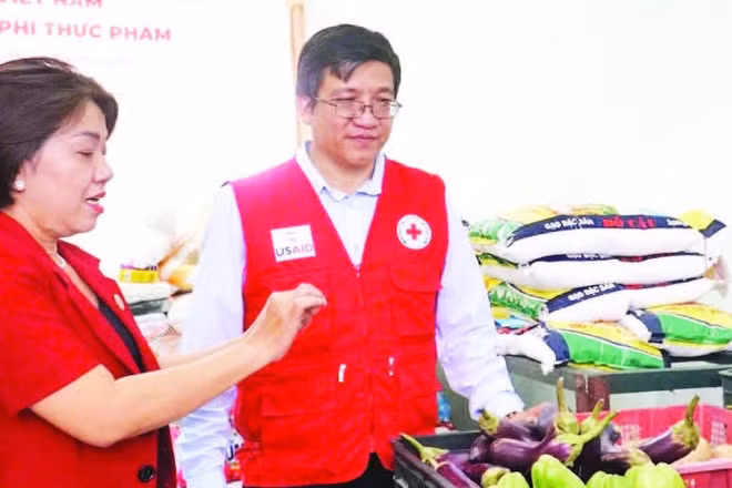 Anh Trần Đình Nam bên Kho thực phẩm cộng đồng.