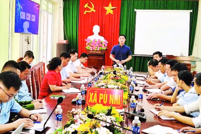Cán bộ, công chức xã Pù Nhi, tỉnh Thanh Hóa dự hội nghị triển khai công tác sau kiện toàn tổ chức, bộ máy.