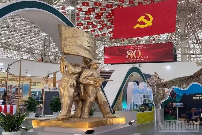 Khối mô hình tượng đài Chiến thắng Điện Biên Phủ tại không gian trưng bày của tỉnh Điện Biên. 