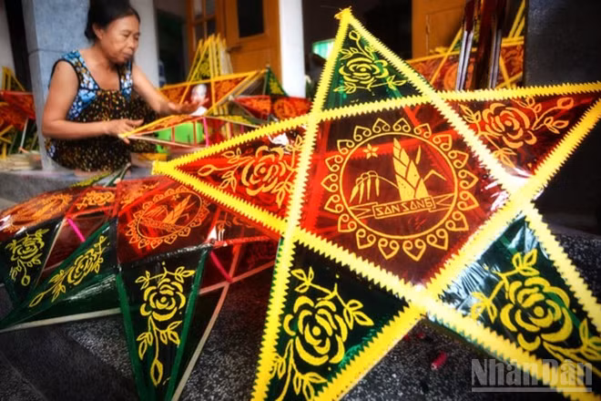 Đèn trung thu là đồ chơi yêu thích của các em nhỏ. 