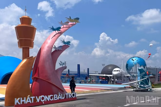Không gian ngành hàng không thu hút đông giới trẻ tham quan.