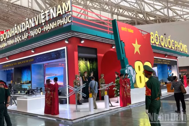 Không gian trưng bày trong nhà của Bộ Quốc phòng. 