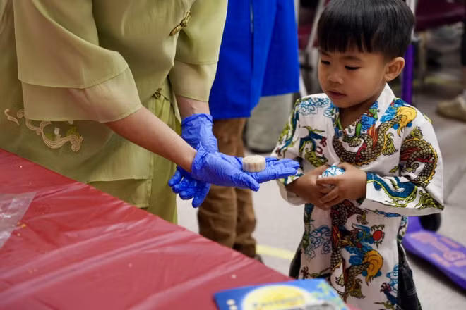 Với nhiều em nhỏ đây là lần đầu tiên được trải nghiệm tự làm bánh Trung thu. (Ảnh: Ban tổ chức)