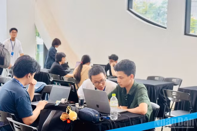 Các thí sinh trong một cuộc thi sáng tạo về AI, một trong các ngành đang hút nhân lực nhất hiện nay. (Ảnh: HNV)