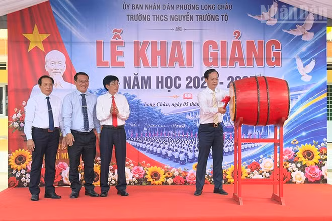 Chủ tịch Ủy ban nhân dân tỉnh Vĩnh Long Trần Trí Quang đánh trống khai giảng năm học mới tại Trường trung học cơ sở Nguyễn Trường Tộ, phường Long Châu, tỉnh Vĩnh Long. (Ảnh: BÁ DŨNG)