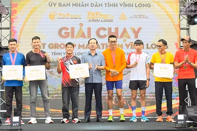 Đồng chí Trần Trí Quang, Phó Bí thư Tỉnh ủy, Chủ tịch Ủy ban nhân dân tỉnh Vĩnh Long trao giải cho vận động viên nam cự ly 42km. (Ảnh: BÁ DŨNG) 