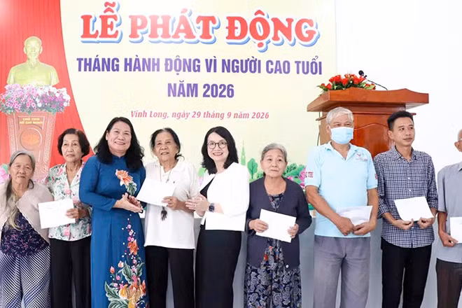 Lãnh đạo tỉnh Vĩnh Long trao quà cho người cao tuổi trong ngày lễ phát động. (Ảnh: BÁ DŨNG)