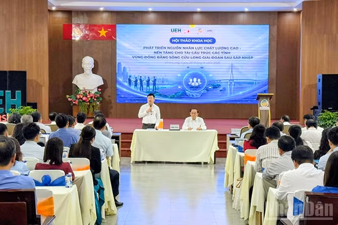 Các chuyên gia điều hành hội thảo. (Ảnh: BÁ DŨNG)