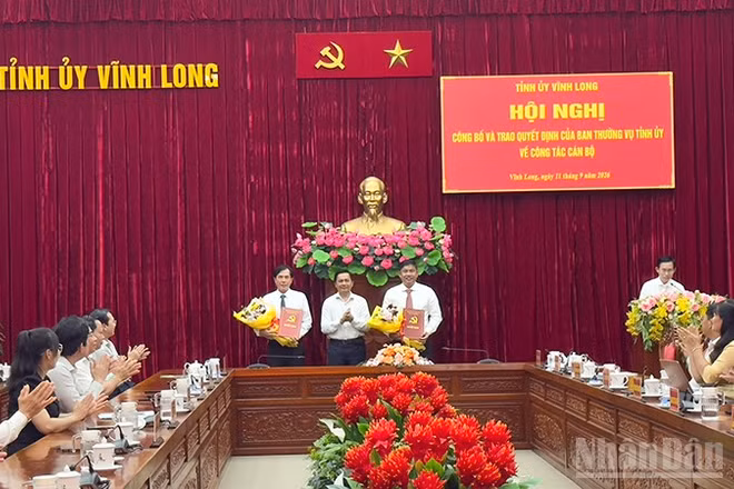 Bí thư Tỉnh ủy Vĩnh Long Trần Văn Lâu trao quyết định công tác cán bộ chiều 11/9. (Ảnh: BÁ DŨNG)