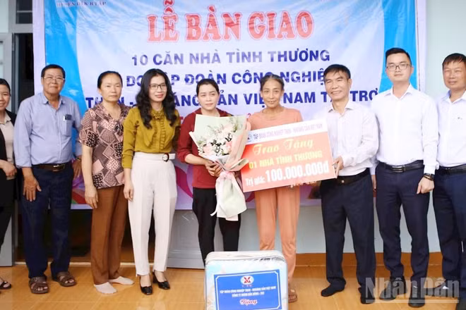 Công ty Nhôm Đắk Nông-TKV phối hợp chính quyền địa phương hỗ trợ xây dựng nhà ở cho hộ nghèo vùng dự án.