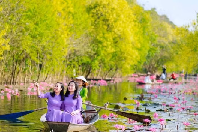 Hương Sơn mang vẻ đẹp lãng mạn vào các mùa khác nhau nhưng chưa được khám phá, khai thác.