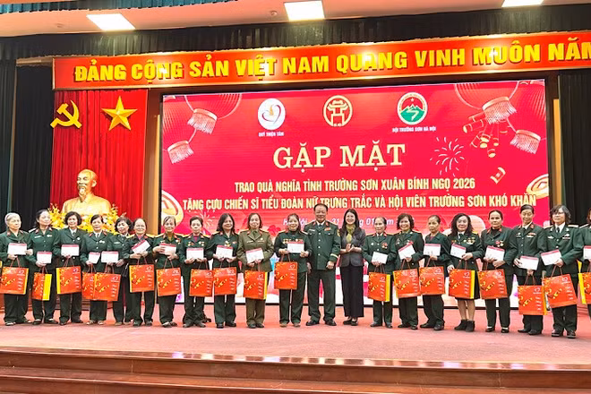 Đại diện Hội Trường Sơn-Đường Hồ Chí Minh Hà Nội tặng quà các cựu chiến sĩ Tiểu đoàn nữ Trưng Trắc.