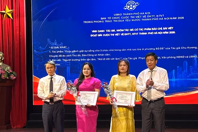 Ban tổ chức trao 2 giải Nhất cuộc thi cho tác giả.
