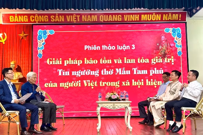 Các chuyên gia, nhà nghiên cứu, nghệ nhân thực hành Tín ngưỡng thờ Mẫu Tam phủ tham gia thảo luận tại diễn đàn.