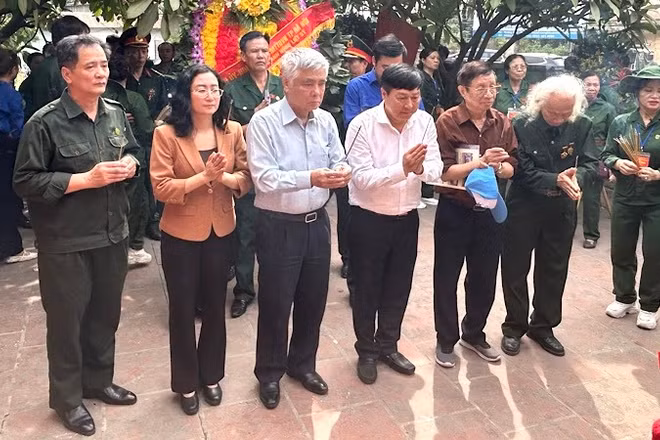 Các đại biểu dâng hương tưởng niệm các Anh hùng liệt sĩ thanh niên xung phong tại Nhà bia Di tích Cách mạng Bến phà Cầu phao Khuyến Lương.