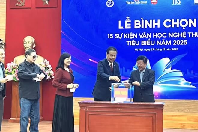 Các đại biểu bỏ phiếu bình chọn 15 sự kiện văn học nghệ thuật tiêu biểu năm 2025.