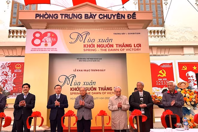 Các đại biểu cắt băng khai mạc trưng bày chuyên đề "Mùa Xuân - Khởi nguồn thắng lợi".