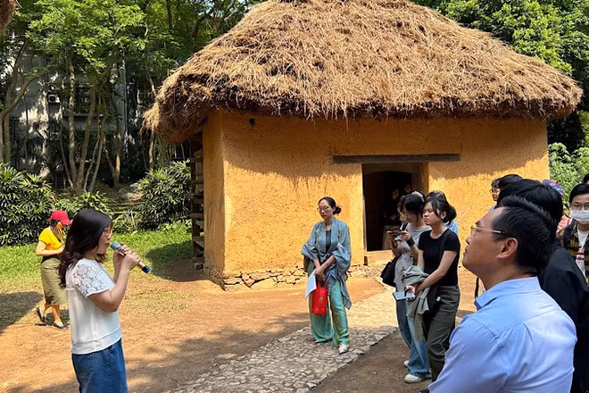 Du khách tham quan nhà người Hà Nhì tại Bảo tàng Dân tộc học Việt Nam.