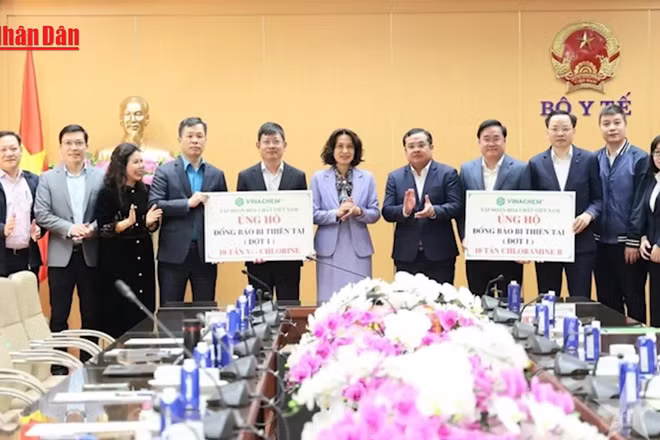 [Video] Không để dịch bệnh bùng phát sau lũ