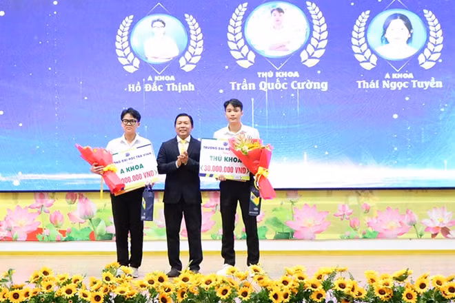 Trường đại học Trà Vinh vinh danh thủ khoa, á khoa kỳ tuyển sinh đại học chính quy năm 2025 tại lễ khai giảng năm học mới.