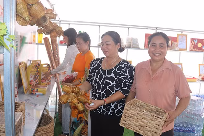 Bộ đồ dùng sinh hoạt nông thôn thu nhỏ của Tổ hợp tác đan đát Giồng Đình, xã Đại An, tỉnh Vĩnh Long.