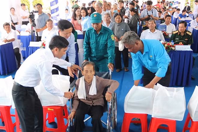 Người cao tuổi được hỗ trợ đến khám bệnh miễn phí tại xã Long Hiệp.