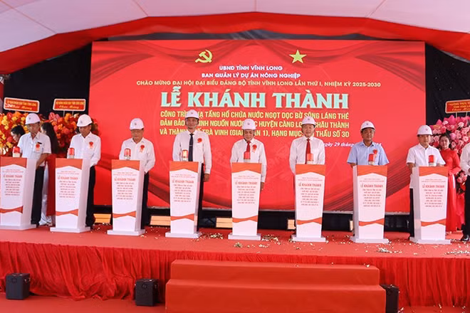 Nghi thức khánh thành công trình hồ chứa nước ngọt dọc bờ sông Láng Thé, phường Nguyệt Hóa.