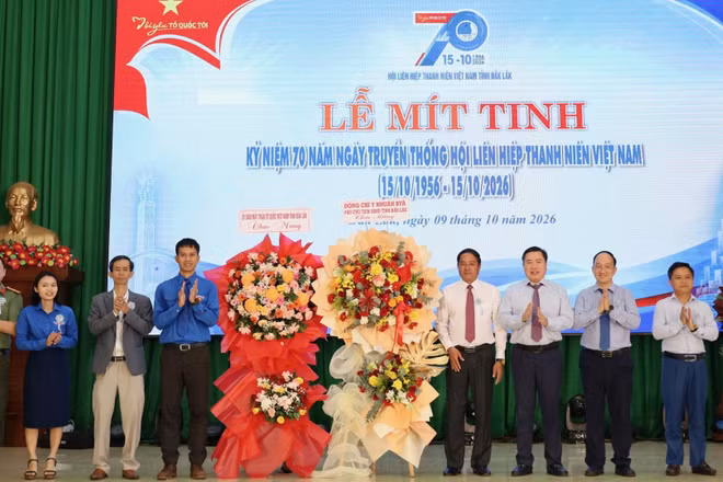 Đại diện lãnh đạo Tỉnh ủy, Hội đồng nhân dân, Ủy ban nhân dân, Ủy ban Mặt trận Tổ quốc Việt Nam tỉnh Đắk Lắk tặng hoa chúc mừng kỷ niệm 70 năm Ngày truyền thống Hội Liên hiệp Thanh niên Việt Nam. (Ảnh: CTV)