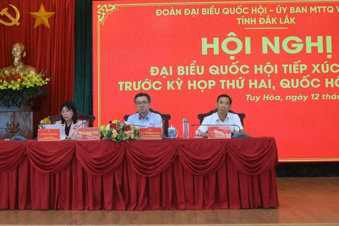 Đồng chí Nguyễn Thanh Nghị, Ủy viên Bộ Chính trị, Bí thư Trung ương Đảng, Trưởng ban Chính sách, Chiến lược Trung ương và các đại biểu Quốc hội tỉnh Đắk Lắk tại hội nghị tiếp xúc cử tri. (Ảnh: Cộng tác viên)