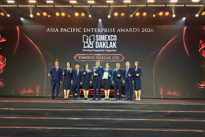 Đại diện Simexco 2-9 Daklak nhận giải thưởng Doanh nghiệp châu Á - Asia Pacific Enterprise Awards (APEA) 2026. (Ảnh: CỘNG TÁC VIÊN)