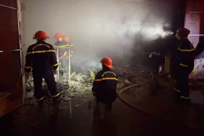 Lực lượng cảnh sát Phòng cháy, chữa cháy và cứu nạn, cứu hộ nỗ lực chữa cháy tại hiện trường. (Ảnh: CTV)
