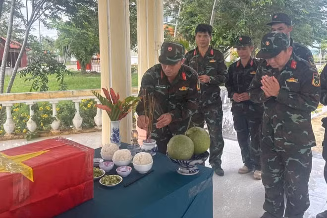Hài cốt liệt sĩ Trương Văn Tiến đang được thờ cúng, bảo quản tại Nghĩa trang Tuy An, xã Ô Loan, tỉnh Đắk Lắk. (Ảnh: QUỐC KHÁNH)